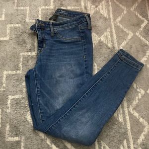 Mid-Rise Medium Wash Denim Jegging - Size 6 / 28 Short